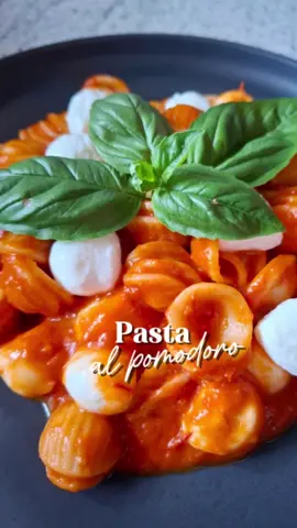 🍅 Schnelle & Einfache Pasta al pomodoro mit Mozzarella Bällchen und frischem Basilikum 🌱🍅 Du brauchst nur wenige Zutaten dafür 👇🏼 Rezept 🍅  * Pasta kochen  * 1 Zwiebel fein würfeln und in Olivenöl anbraten  * 2-3 Knoblauchzehen klein würfeln dazu geben * Tomaten-Mix aufschneiden und dazugeben  * alles gut verrühren  * etwas Pastawasser hinzufügen und köcheln lassen * entweder so lassen oder das ganze pürieren  * Salzen und Pfeffern, wer will kann hier schon frische Kräuter dazugeben wie Basilikum oder Oregano, oder gibt's am Schluss darüber  * Mozzarella Bällchen und pasta dazugeben * verrühren und mit frischem Basilikum servieren  #Pasta #tomato #EasyRecipe 