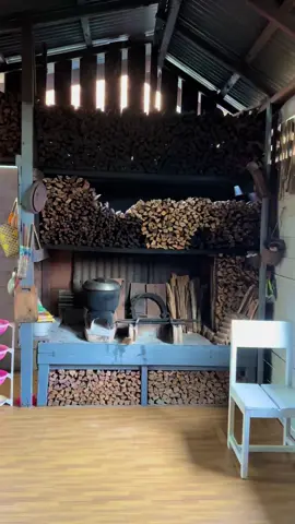 Seperti biasa bersih2 dulu di dapur legend ini sambil Merebus air di Atang(Tungku kayu) 😊🙏#dapursederhana #vilagelife #kampung #dayakkalimantan #fypppppppppppppppppppppp 