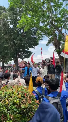 Pendemo meminta izin masuk kantor dprd kota metro #demo #kotametro #lampunghits #jexplore 