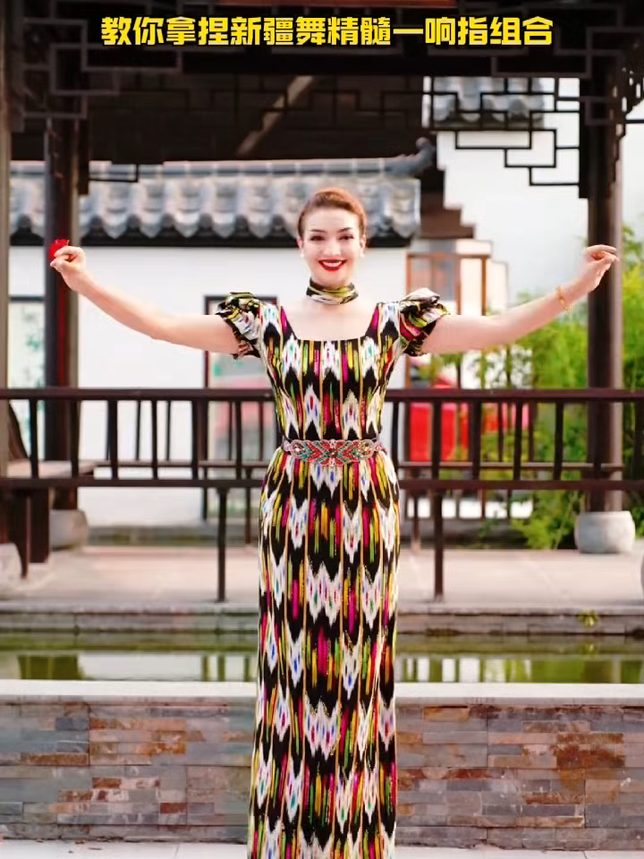 This beautiful woman is a teacher from Xinjiang. She is teaching Xinjiang's characteristic dance #Xinjiang