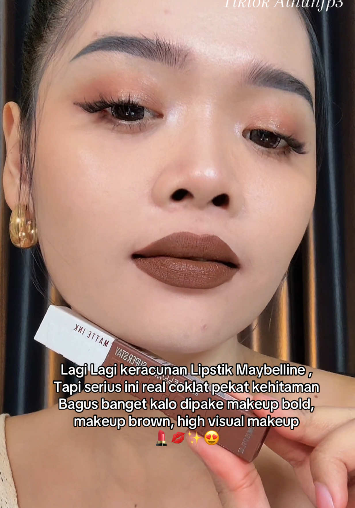 Maybelline 520 Champion Lipstik Coklat bold pekat terlihat elegant cocok untuk bold makeup, highvisual makeup dan pecinta makeup brown @Maybelline Indonesia  . . . #cumamatteinkyangbisa #maybelline520champion #wearemaybelline #maybellinesuperstay #makeup 