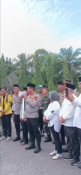 Polres Ogan Ilir Lepas 1.000 Mahasiswa ke Palembang #Kapolres Ingatkan Waspada Penumpang Gelap Ogan Ilir – Sebanyak 1.000 mahasiswa Universitas Sriwijaya (Unsri) dari Kampus Indralaya, diberangkatkan menuju Palembang untuk menyampaikan aspirasi dalam aksi unjuk rasa, Senin (1/9).  Pelepasan mahasiswa dilakukan langsung oleh Polres Ogan Ilir, AKBP BAGUS SURYO WIBOWO, S.I.K, bersama Kepala Biro Akademik dan Kemahasiswaan Unsri, Dr. Inayati Mandayuni, S.T., M.Si, serta Sekretaris Daerah Ogan Ilir.  Kapolres Ogan Ilir menyampaikan pesan khusus kepada para mahasiswa sebelum berangkat. Ia menekankan pentingnya menjaga ketertiban selama aksi dan tidak terprovokasi pihak-pihak yang ingin menunggangi gerakan mahasiswa. “Silakan sampaikan aspirasi secara damai dan tertib. Jangan sampai ada penumpang gelap yang memanfaatkan momentum ini. Kami berharap adik-adik tidak bertindak anarkis,” ujar Kapolres.  Kapolres juga mengingatkan bahwa tindakan anarkis hanya akan merugikan mahasiswa sendiri. Dengan pengawalan ketat dan arahan dari berbagai pihak, diharapkan aksi ribuan mahasiswa di Palembang berlangsung damai serta mampu menjadi wadah penyaluran aspirasi yang konstruktif.  