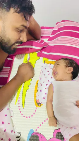 බලන්න තාත්තාට දෝණි ප්‍රතිචාර දක්වන හැටි 🌼❤️ #fyp #babytiktok #brianna #onemonthbaby #dad 