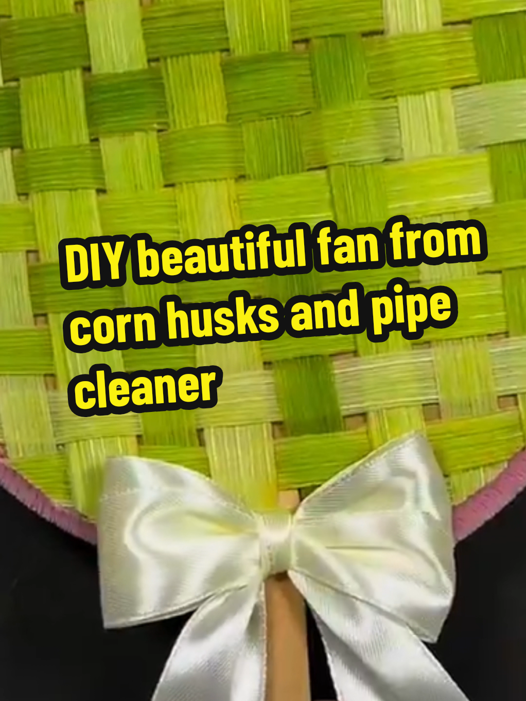 DIY beautiful fan from corn husks and pipe cleaner, cute result, right? #diycraft #diykids #diyhandmade #diyfan #handmadediy 