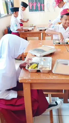 Makan bergizi gratis (MBG) perdana  #mbg #makanbergizigratis #CapCut 