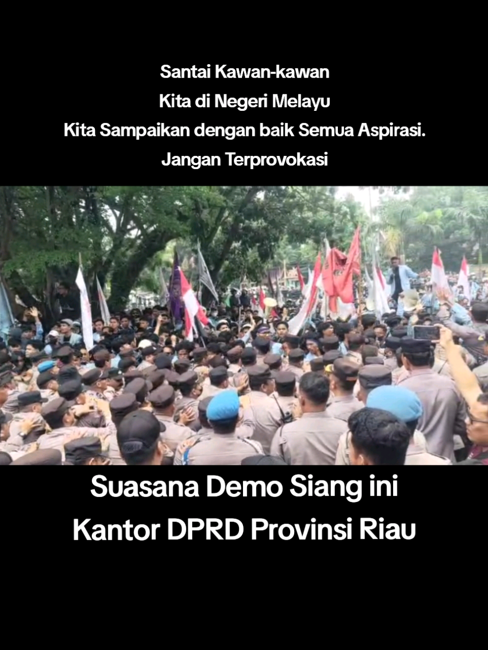Suasana Demo Siang ini di Kantor DPRD Provinsi Riau.  Mari tertib sampaikan Aspirasi.  Jangan Terprovokasi.  #ceritamizy  #dpr #demo #riau #pekanbaru 
