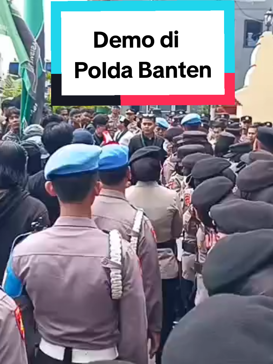 Polda Banten Kembali Didemo Aktivis Mahasiswa Mapolda Banten kembali didemo. Senin siang, 1 September 2025 aktivis mahasiswa dari HMI Cabang Serang. Dalam demo tersebut, mereka menyampaikan tujuh poin tuntutan yang diantaranya reformasi total Polri.  #PoldaBanten #Demo #HMI #aksimassa #demo 