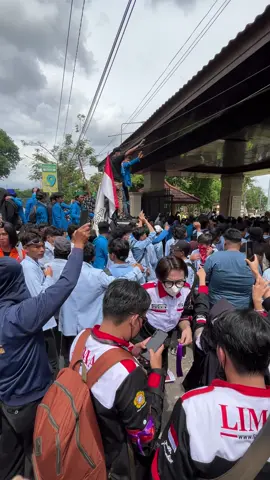 Tanpa hambatan mahasiswa bergerak masuk ke halaman DPRD Sumsel 13.32 WIB  #palembangtiktok #palembang #palembangcity #palembangfyp #sumseltiktok 