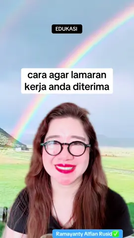 ada seorang sarjana lulusan universitas terkenal di Indonesia yang mengaku sudah seribu kali mengirim lamaran pekerjaan tetapi belum ada yang menerimanya, kira-kira apa penyebabnya dan bagaimana cara agar dia bisa diterima bekerja? Berikut adalah beberapa penyebab mengapa lulusan sarjana, terutama dari universitas terkenal, mengalami kesulitan mendapatkan pekerjaan, beserta solusi yang dapat diambil: Penyebab Kesulitan Mendapatkan Pekerjaan Bagi Sarjana 	•	Terlalu Mengandalkan Nama Universitas  Sarjana baru seringkali terlalu mengandalkan nama besar universitas tempat mereka lulus tanpa menawarkan keterampilan, pengalaman, atau proyek yang relevan kepada perusahaan. Hal ini dapat merusak citra diri dan menunjukkan ketidakprofesionalan. 	•	Kurangnya Pengalaman Relevan  Banyak perusahaan lebih memilih kandidat yang memiliki pengalaman magang atau pengalaman kerja yang relevan. Pengalaman ini membuktikan bahwa kandidat tersebut memiliki kemampuan praktis dan telah teruji di dunia kerja. 	•	Tidak Mempersiapkan Diri dengan Baik  Mencari pekerjaan membutuhkan persiapan yang matang, termasuk modal, waktu, dan perencanaan. Kegagalan sering terjadi karena fresh graduate tidak menyadari kesalahan-kesalahan yang mereka lakukan saat melamar. 	•	CV yang Tidak Efektif  Dalam sehari, perekrut menerima ratusan hingga ribuan lamaran kerja. CV yang tidak dipoles dengan baik, terlalu panjang, atau tidak menyoroti informasi yang relevan dapat membuat lamaran diabaikan. 	•	Kemampuan Bahasa Inggris yang Kurang Memadai  Sejumlah perusahaan mengharuskan kandidat memiliki kemampuan bahasa Inggris yang fasih. Kurangnya kemampuan ini dapat menjadi kendala meskipun IPK tinggi. 	•	Tidak Memiliki Skill yang Dibutuhkan  Banyak lulusan tidak membawa pengetahuan dan keterampilan yang relevan ke tempat kerja. Akibatnya, perusahaan mungkin tidak memperpanjang kontrak kerja mereka. 	•	Komunikasi yang Tidak Tepat  Gaya komunikasi informal yang umum di kalangan generasi milenial dan Gen Z perlu disesuaikan dengan konteks profesional. Komunikasi yang efektif, sopan, dan percaya diri sangat penting dalam proses melamar kerja. Cara Agar Diterima Bekerja 	•	Fokus pada Pengalaman dan Keterampilan Alih-alih hanya memamerkan almamater, tunjukkan pengalaman dan keterampilan yang relevan dengan kebutuhan perusahaan. Ikuti magang, berkontribusi di komunitas, atau buat proyek pribadi untuk mendapatkan pengalaman berharga. 	•	Kembangkan Soft Skill  Kecepatan belajar dan kemampuan adaptasi adalah keterampilan lunak yang sangat relevan dan dicari oleh perusahaan. 	•	Perbaiki CV dan Surat Lamaran  Buat CV yang singkat, padat, jelas, dan menarik. Sesuaikan CV dan surat lamaran dengan setiap posisi yang dilamar, dan tonjolkan keterampilan serta pengalaman yang paling relevan. 	•	Tingkatkan Kemampuan Bahasa Inggris  Jika memungkinkan, ambil kursus atau pelatihan untuk meningkatkan kemampuan bahasa Inggris, terutama dalam konteks profesional. 	•	Perluas Jaringan (Networking)  Jalin hubungan baik dengan banyak orang, karena relasi yang baik dapat membantu mempercepat pencarian kerja. Orang lain mungkin merekomendasikan Anda ke perusahaan tempat mereka bekerja jika mereka melihat Anda sebagai orang yang kompeten dan berintegritas. 	•	Manfaatkan Platform Lowongan Kerja Online  Gunakan platform seperti Kalibrr untuk mencari lowongan yang sesuai dengan minat dan kualifikasi Anda. 	•	Persiapkan Diri untuk Wawancara  Latih jawaban untuk pertanyaan-pertanyaan umum dalam wawancara, dan riset perusahaan sebelum wawancara. Tunjukkan ketertarikan Anda pada perusahaan dan posisi yang dilamar. 	•	Jangan Menyerah  Kegagalan adalah bagian dari proses mencari kerja. Evaluasi setiap kegagalan, pelajari dari kesalahan, dan teruslah mencoba. Dengan memperbaiki kekurangan dan terus berusaha, seorang sarjana lulusan universitas terkenal pun dapat meningkatkan peluangnya untuk diterima bekerja.