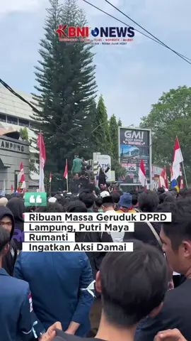 Ribuan Massa Kepung DPRD Lampung, Tuntut RUU Perampasan Aset hingga Reformasi Lembaga Bandar Lampung, 1 September 2025 | KBNI-News – Suasana di pusat Kota Bandar Lampung pagi ini mendadak berubah tegang. Ribuan massa dari berbagai elemen—mahasiswa, buruh, petani, hingga pelajar—tumpah ruah memenuhi kawasan DPRD Provinsi Lampung, Senin (1/9/2025). Aksi yang digalang Aliansi Lampung Melawan ini menyoroti sejumlah isu krusial: pengesahan RUU Perampasan Aset, pemotongan tunjangan dan gaji DPR, desakan reformasi lembaga legislatif, hingga sorotan atas penegakan hukum yang dinilai tebang pilih. Dari Jalan Zainal Abidin Pagar Alam Menuju DPRD Sejak pukul 08.00 WIB, massa bergerak dari titik kumpul di Jalan Zainal Abidin Pagar Alam menuju kompleks DPRD dan Kantor Gubernur Lampung. Sepanjang perjalanan, mereka mengibarkan poster, spanduk, hingga menggotong replika keranda jenazah sebagai simbol matinya keadilan. Sebelum orasi dimulai, massa sempat menyanyikan lagu kebangsaan Indonesia Raya dengan lantang. Pengamanan Super Ketat Tak ingin kecolongan, aparat menurunkan sedikitnya 1.257 personel gabungan TNI, Polri, dan Satpol PP. Kawat berduri dipasang berlapis, kendaraan taktis dan water cannon disiagakan. Arus lalu lintas di sekitar kawasan DPRD pun dialihkan. Meski aksi relatif kondusif, polisi sempat mengamankan tiga orang yang diduga membawa molotov. Suara Perempuan Lampung Di tengah panasnya situasi, tokoh perempuan Lampung, Putri Maya Rumanti, muncul menyampaikan pesan menyejukkan. Ia meminta mahasiswa dan massa aksi tetap menjaga ketertiban agar perjuangan mereka tidak kehilangan makna. “Mari kita tunjukkan bahwa mahasiswa Lampung bisa menyampaikan pendapat dengan cara yang elegan, terhormat, dan tetap menjaga kondusivitas. Jika aksi disertai keributan atau anarkis, suara mahasiswa justru tidak akan tersampaikan dengan baik. Saya berharap Ketua DPRD maupun Gubernur Lampung hadir menemui massa dan berdialog secara terbuka,” ujarnya. Menunggu Respons Pemimpin Daerah Hingga berita ini diturunkan, massa masih bertahan di depan gedung DPRD Provinsi Lampung. Mereka menegaskan tidak akan bubar sebelum ada respons langsung dari pimpinan DPRD maupun Gubernur Lampung.#dpr 