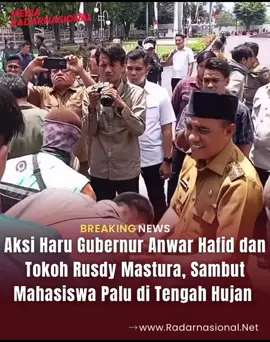 Suasana haru menyelimuti aksi demonstrasi di Kota Palu, Senin (1/9/2025), ketika Gubernur Sulawesi Tengah, Anwar Hafid, bersama tokoh Sulteng, Rusdy Mastura, turun langsung menyambut mahasiswa. Di tengah hujan rintik, keduanya membuka hati menerima kritik, aspirasi, dan tuntutan yang disampaikan para mahasiswa. Sikap hangat ini memunculkan rasa bangga, karena memperlihatkan semangat persaudaraan antara mahasiswa, masyarakat, dan pemerintah. Seruan “Hidup mahasiswa, hidup masyarakat, dan hidup pemerintah” pun bergema, menandai harapan agar dinamika demokrasi di Sulteng berjalan damai dan penuh kebersamaan. Sumber video : istimewa
