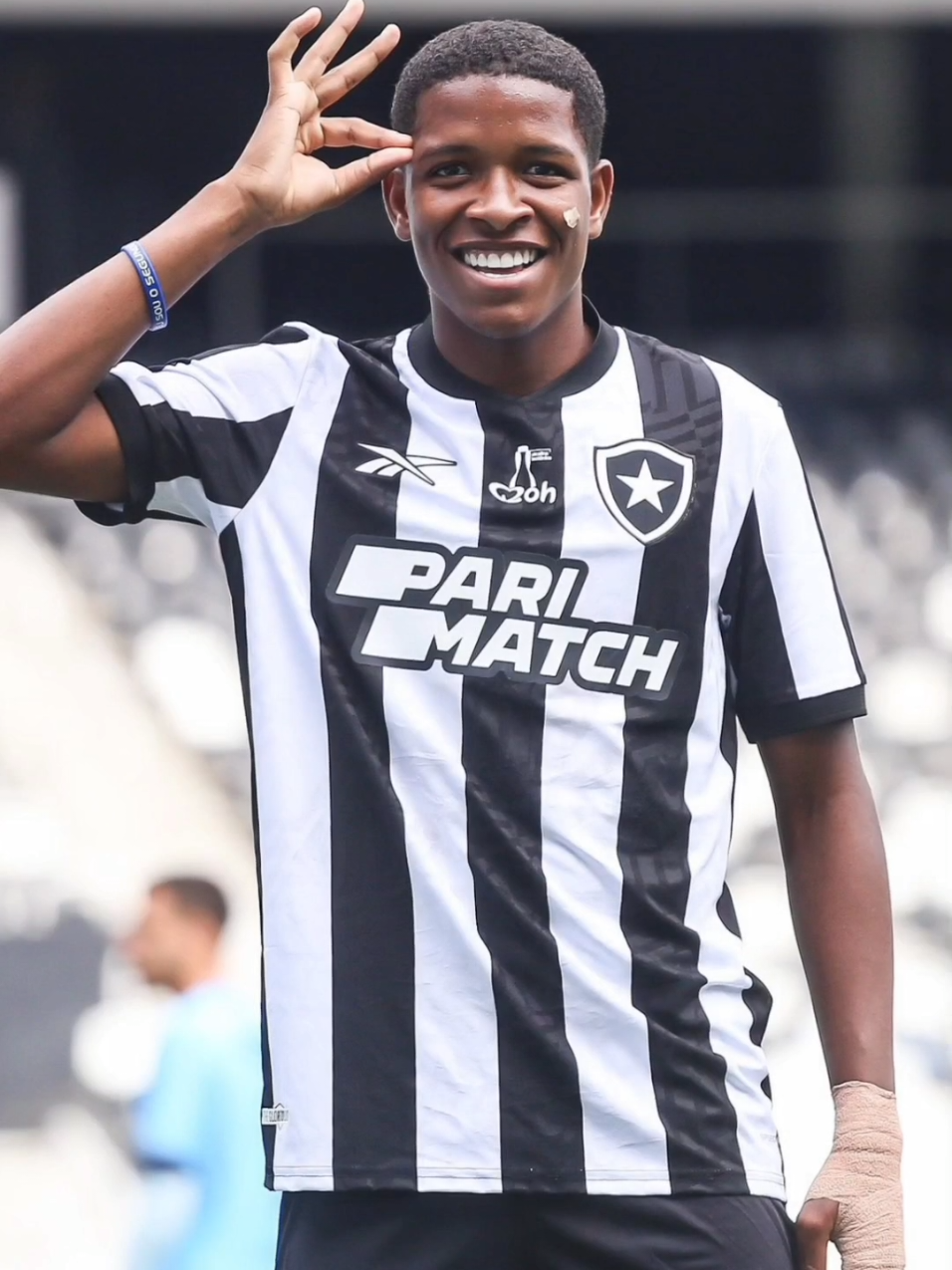 Momen kocak Pemain Cedera Malah Digotong Balik ke Lapangan.  #fyp #foryoupage #sepakbola #beritabola #updatebola 