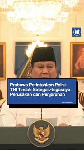 Presiden Prabowo Subianto memberikan keterangan terkait gelombang demonstrasi yang terjadi di Jakarta dan beberapa daerah Indonesia. Prabowo menegaskan negara menjamin dan menghormati hak tiap warga dalam mengemukakan pendapat. “Kami menghormati kebebasan berpendapat seperti diatur dalam United Nations International Covenant on Civil and Political Rights pasal 19, dan UU 9 tahun 1998,” kata Prabowo di Istana, Jakarta, Minggu (31/8/2025). Prabowo menyoroti sejumlah aksi demonstrasi yang diwarnai kericuhan. Dia mengatakan negara bisa melakukan tindakan tegas jika telah terjadi tindakan pelanggaran hukum dalam sebuah demonstrasi. Dia menyebut aksi penjarahan dan perusakan fasilitas umum merupakan bentuk pelanggaran. Prabowo menyebut negara memiliki ketentuan dalam melakukan penegakan hukum terkait aksi tersebut. “Penyampaian aspirasi bisa dilakukan secara damai namun jika dalam pelaksanaannya terdapat kegiatan-kegiatan yang bersifat anarkis, distabilisasi negara, merusak atau membakar fasilitas umum sampai adanya korban jiwa, mengancam dan menjarah rumah-rumah dan instansi-instansi publik maupun rumah-rumah pribadi, hal itu merupakan pelanggaran hukum dan negara wajib hadir dan melindungi rakyatnya,” katanya. Prabowo juga meminta aparat untuk bersikap tegas dalam menindak massa anarkis. Dia meminta aparat melindung fasilitas umum yang dibangun menggunakan uang rakyat.
