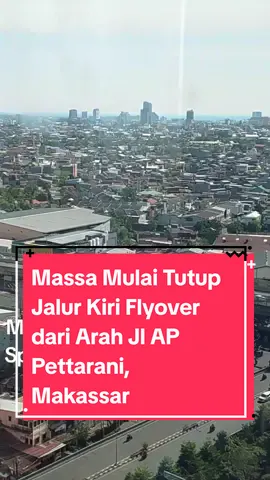 Pantauan Fajar dari lantai 19 Graha Pena, Makassar, Senin, 1 September 2025, pukul 15.03 WITA, massa mulai tutup jalur kiri dari arah Jl. AP Pettarani. (Irma/Bas) #massa  #tutup #jalurkiri  #jl  #Appettarani #fyppppppppppppppppppppppp  #foryourpage 