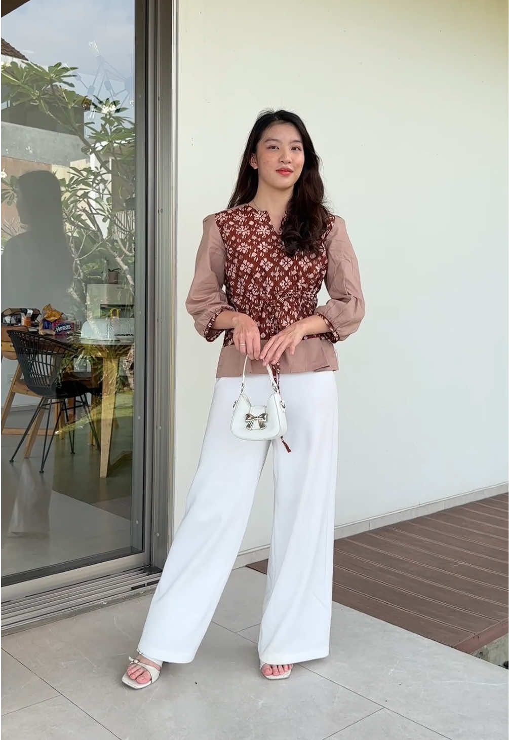 ☕ + 🤍 = effortless style. Espresso deep, white clean — the perfect balance. #DailyBatik #WorkwearEssentials #Bajukerja #Batikmodern #NayaraWomen  