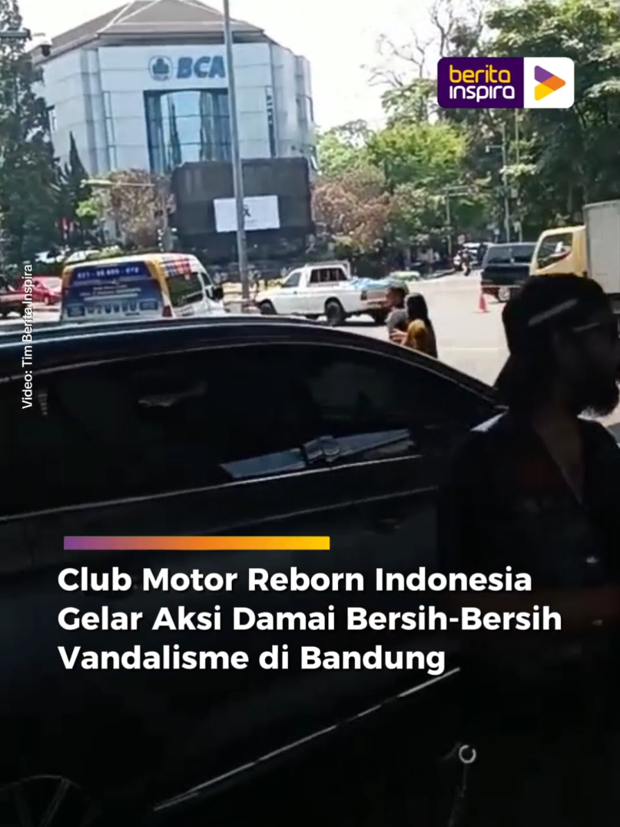 Belasan anggota Club Motor Reborn Indonesia menggelar aksi damai di Kota Bandung pada Senin (1/9/2025) pagi. Mereka turun langsung ke kawasan Cikapayang, Jalan Ir. Djuanda, untuk membersihkan jejak vandalisme provokatif pasca unjuk rasa Jumat lalu. Tiang-tiang penyangga Flyover Pasupati yang sebelumnya dipenuhi tempelan flyer, coretan, serta tulisan bernada kebencian kini tampak kembali bersih setelah gotong royong dilakukan bersama. Aksi ini digelar dengan mengusung tagline “Jaga Bandung Jaga Indung” sebagai ajakan bagi warga untuk tetap menjaga kondusivitas di tengah situasi sosial yang memanas. Meski skalanya tidak besar, kegiatan tersebut diharapkan dapat memicu kesadaran masyarakat agar tidak mudah terprovokasi serta bersama-sama menciptakan suasana kota yang aman dan nyaman. Reborn Indonesia menegaskan bahwa penyampaian aspirasi masyarakat tetap perlu dihormati, namun harus dilakukan secara damai dan tidak menimbulkan kerusakan. Selain berfokus di kawasan Cikapayang, aksi bersih-bersih juga dilakukan di sepanjang Jalan Cihampelas. Kegiatan ini tidak hanya melibatkan anggota komunitas motor, tetapi juga diikuti oleh santri, mahasiswa, hingga aktivis Kota Bandung. Kehadiran berbagai elemen tersebut menunjukkan semangat kebersamaan untuk menjaga Bandung, sekaligus menegaskan bahwa keamanan dan ketertiban kota adalah tanggung jawab bersama. Kirim Video Sobat: WA : 081299584443/Berita Inspira Email: redaksinews@inspira.tv #beritainspira #clubmotorreborn #vandalisme #jagabandungjagaindung #waktunyainspira 