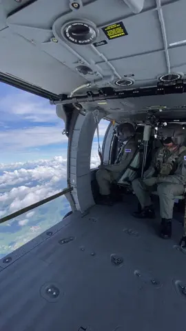เปลี่ยนบรรยากาศการทำงานบ้าง  7,000 ฟิต หนาวมาก 🪂 #Ghosthawk #ทหารไทย #pilot #blackhawk 