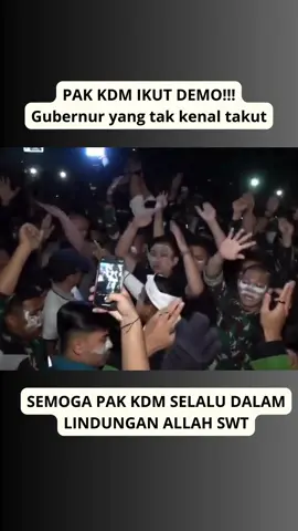 Aksi Berani! Pak KDM Turun ke Jalan Ikut Demo! Video ini menunjukkan keberanian Kang Dedi Mulyadi (KDM) yang terlihat ikut serta dalam sebuah unjuk rasa. Dalam rekaman, KDM berada di tengah kerumunan, berjalan bersama para demonstran yang mengenakan pakaian militer. Momen ini menegaskan citra KDM sebagai pemimpin yang tidak takut dan berani berada di tengah-tengah rakyatnya, bahkan dalam situasi yang intens. #KDM #kangdedimulyadi #gubernurjawabarat #bapaaing #KdmCalonRI #kdmpresiden2029 #dedimulyadipilihanku #demo #indonesia🇮🇩 #jawabarat #satuharisatuvidio #satuvidiosatuhari