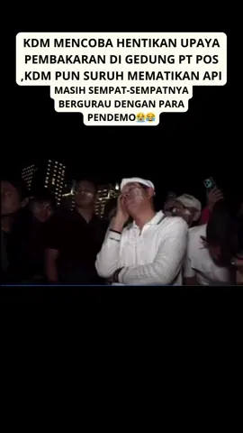 Momen KDM Hentikan Upaya Pembakaran, Masih Sempat Bercanda dengan Pendemo 😂 Dalam video ini, Kang Dedi Mulyadi (KDM) terlihat berada di tengah kerumunan massa yang berunjuk rasa di Gedung PT Pos. KDM dengan sigap berupaya menghentikan massa yang ingin melakukan pembakaran, sambil meminta mereka memadamkan api. Meskipun dalam situasi tegang, KDM masih menyempatkan diri untuk bergurau dengan para pendemo. Hal ini menunjukkan ketenangan dan pendekatan yang unik dalam menghadapi situasi sulit. Sikapnya yang merakyat dan mampu mencairkan suasana membuat para pendemo yang tadinya marah menjadi tertawa. 📷 #kdmpresiden2029 #KDM #kangdedimulyadi #gubernurjawabarat #bapaaing #KdmCalonRI #dedimulyadipilihanku #demo #indonesia🇮🇩 #jawabarat #satuharisatuvidio #satuvidiosatuhari
