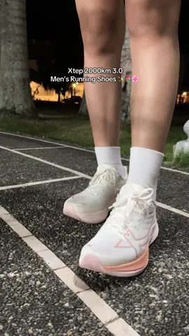 Solid ang quality at very lightweight lang siya #runningshoes #xtep #viralshoes #trendingshoes #xteprunningshoes #shoesforwomen 