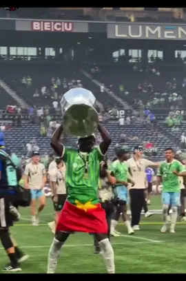 Georgi Minoungou fête la victoire des Sounders de Seattle contre l’Inter Miami de Lionel Messi (3-0) avec le drapeau du Burkina Faso. #FasoSports 