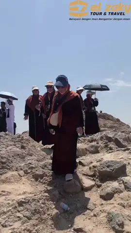 Assalamualaikum sahabat perjalanan hati… 🌙🤍 Hari ini, kita kembali menyaksikan jejak langkah para tamu Allah yang tengah menapaki spiritual journey di Tanah Suci. 🕋🌴 Dari setiap doa yang terucap, dari setiap air mata yang jatuh di Raudhah hingga langkah kecil menuju Ka’bah, semua menyatu menjadi cerita yang tak tergantikan. Perjalanan ini bukan sekadar perjalanan fisik 🚶‍♂️🚶‍♀️, tapi sebuah perjalanan batin. Sebuah kesempatan untuk menata hati, membersihkan jiwa, dan kembali mendekat kepada Sang Maha Pencipta. 🌿💫 Doakan semoga seluruh jamaah dimudahkan ibadahnya, diterima amalnya, dan pulang menjadi haji serta umrah yang mabrur. 🤲✨ Bersama El Zaky Cahaya Safar, mari terus kita hadirkan bukan hanya perjalanan wisata, tapi perjalanan spiritual yang akan selalu terkenang dalam hidup. 🤍🌍 #acehtengah #benermeriah #tanahsuci #umrah2025🕋❤️ #perjalananspiritual 