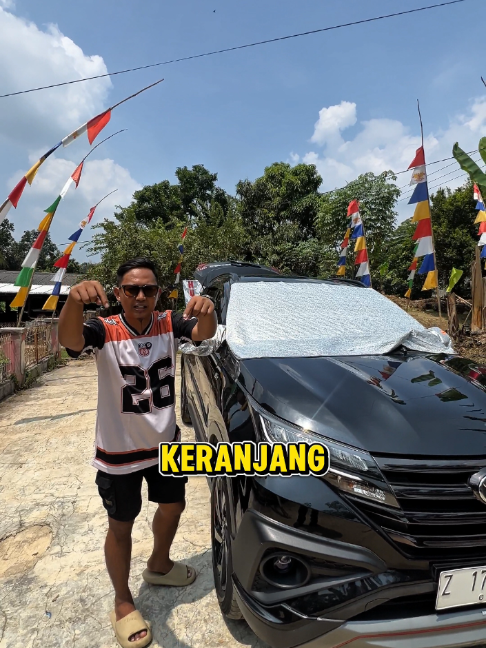 Mau melindungi dashboard dari terik matahari jangan pake payung dari dalam, pakenya selimut anti UV aja, sekaligus melindungi wiper mobil juga #pelindungkacamobil 
