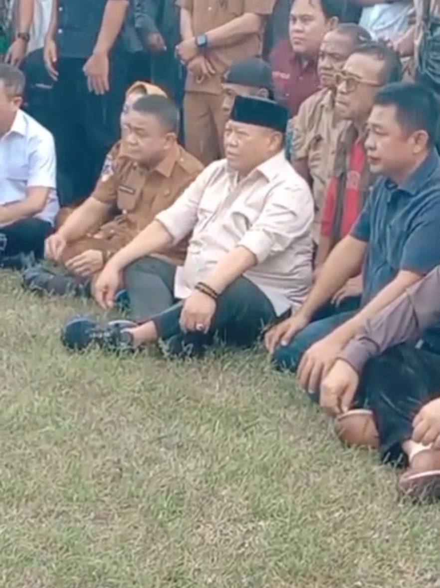 Alhamdulillah Anak anaku Mahasiswa Dan Warga Yang ikut Demo hari ini sangat sejuk damai sesejuk hujan yang turun di kota palu Sulteng, saya HM ARUS ABDUL KARIM ketua DPRD provinsi Sulteng menerima para pendemo dengan duduk bersama di halaman kantor DPRD sulteng dengan suasana penuh cinta untuk mendengarkan aspirasi dari mereka, terimakasih anak anakku, mahasiswa dan warga Sulteng yang sangat tertib dalam melakukan unjuk rasa
