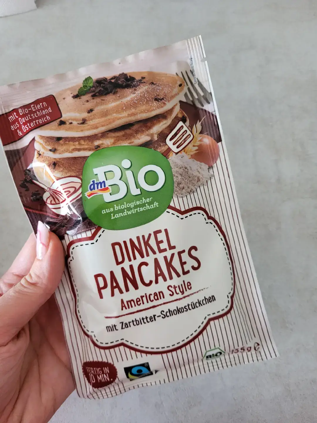 @dm Am kuat acest premix de clatite acum ceva timp si abia acum m-am urnit sa il si prepar. Se face foarte simplu: peste mix adaugati 100 ml lapte rece si 2 lg apa minerala. Atat! 😁 Amestecati si coaceti in tigaie. Au bucatele de ciocolata neagra si ies foarte aromate. Chiar mi se pare o varianta buna de avut ocazional atunci cand ne e lene sa facem de la 0 sau lipsesc ouale din frigider etc. Le-ati incercat? ➡️ . . #stildeviatasanatos🤗🤗🤗 #stildeviatasanatos #ideidegustari #ideidemancare #gustaredelicioasa #gustarerapida #gustaresanatoasa #gustare #clatitepufoase #clatite #dmromania #dmbio #produsedm #produsedindm #dmdrogerie #dmdrogeriemarkt #clatiteamericane #ciocolata 