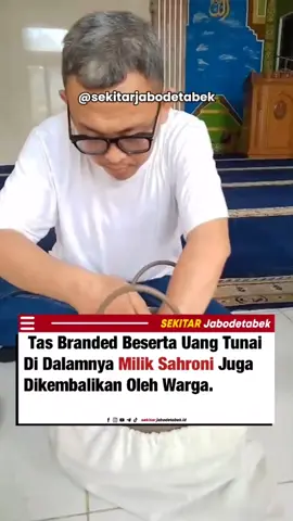 Setelah sebelumnya jam tangan mewah senilai Rp11,7 miliar milik Ahmad Sahroni dikembalikan, kini giliran tas branded beserta uang tunai di dalamnya juga dikembalikan oleh warga. Proses pengembalian dilakukan oleh Ketua RT dan RW setempat. Barang tersebut diserahkan kepada perwakilan ASC Tabroni di Mushola Al-Mutaalim, Tanjung Priok, Jakarta Utara. #sahroni #lewatberanda #fypシ 