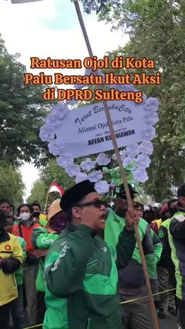 Ratusan driver Ojek Online (Ojol) di Kota Palu, Sulawesi Tengah, mendatangi Kantor DPRD Sulteng untuk mengelar aksi, paa Senin (1/9/2024). Salah satu tuntutan mereka adalah meminta keadilan untuk Almarhum Affan Kurniawan Ojol yang meningal dunia akibat lindas kendaraan taktis (rantid) Brimob di Jakarata.#ojol #kotapalu #sulteng #demo #dprdsulteng 