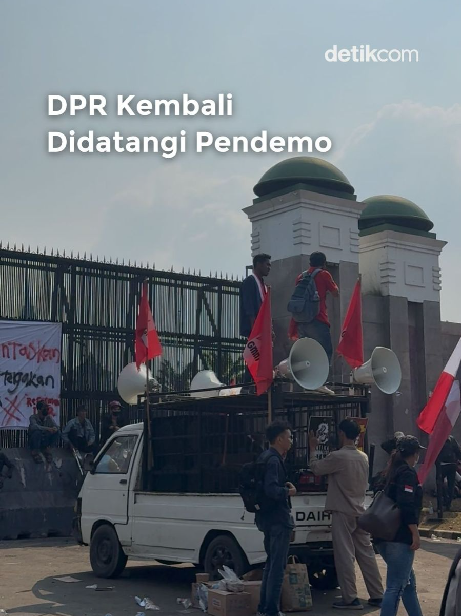 Ada sekitar 10 tuntutan yang dibawakan GMNI dalam demo hari ini (1/9/2025) yakni sebagai berikut: 1. Evaluasi dan pecat seluruh anggota DPR RI yang tidak pro dan tidak mendeskriditkan rakyat.  2. Sahkan UU Perampasan Aset dan bersihkan Kabinet, Parlemen, dan Peradilan dari Korupsi, Kolusi, dab Nepotisme.  3. Evaluasi dan pecat seluruh menteri dan wakil menteri yang merangkap jabatan sebagai Komisaris BUMN dan Ketua Umum Partai Politik. 4. Cabut segala tunjangan fantastis menteri, wakil menteri, direksi, dan Komisaris BUMN.  5. Pecat Kapolri dan laksanakan reformasi kepolisian secara menyeluruh.  6. Revisi UU TNI dan hentikan pembangunan Kodam yang memperkuat watak militeristik rezim.  7. Tolak kenaikan pajak terhadap rakyat miskin dan tolak efisiensi anggaran pendidikan, kesehatan, dan pertahanan, sesuai dengan amanat Konstitusi UUD 194T NKRI.  8. Wujudkan reforma agraria sejati dan turunkan harga pangan.  9. Bangun industri nasional dengan jalan landeform sejati.  10. Adili Jokowi dan makzulkan Gibran. Baca berita selengkapnya hanya di detik.com! Creator: Risa #detikcom #aspirasitanpaanarki #demo #massaaksi #gedungdpr #jakarta