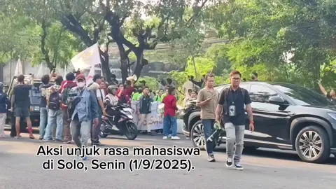 Aksi unjuk rasa oleh gabungan mahasiswa dari sejumlah perguruan tinggi di Solo dan sekitarnya melakukan aksi unjuk rasa di depan Gedung DPRD Kota Surakarta, Senin (1/9/2025).  #solo #unjukrasa #mahasiswa #demonstrasi #dpr 
