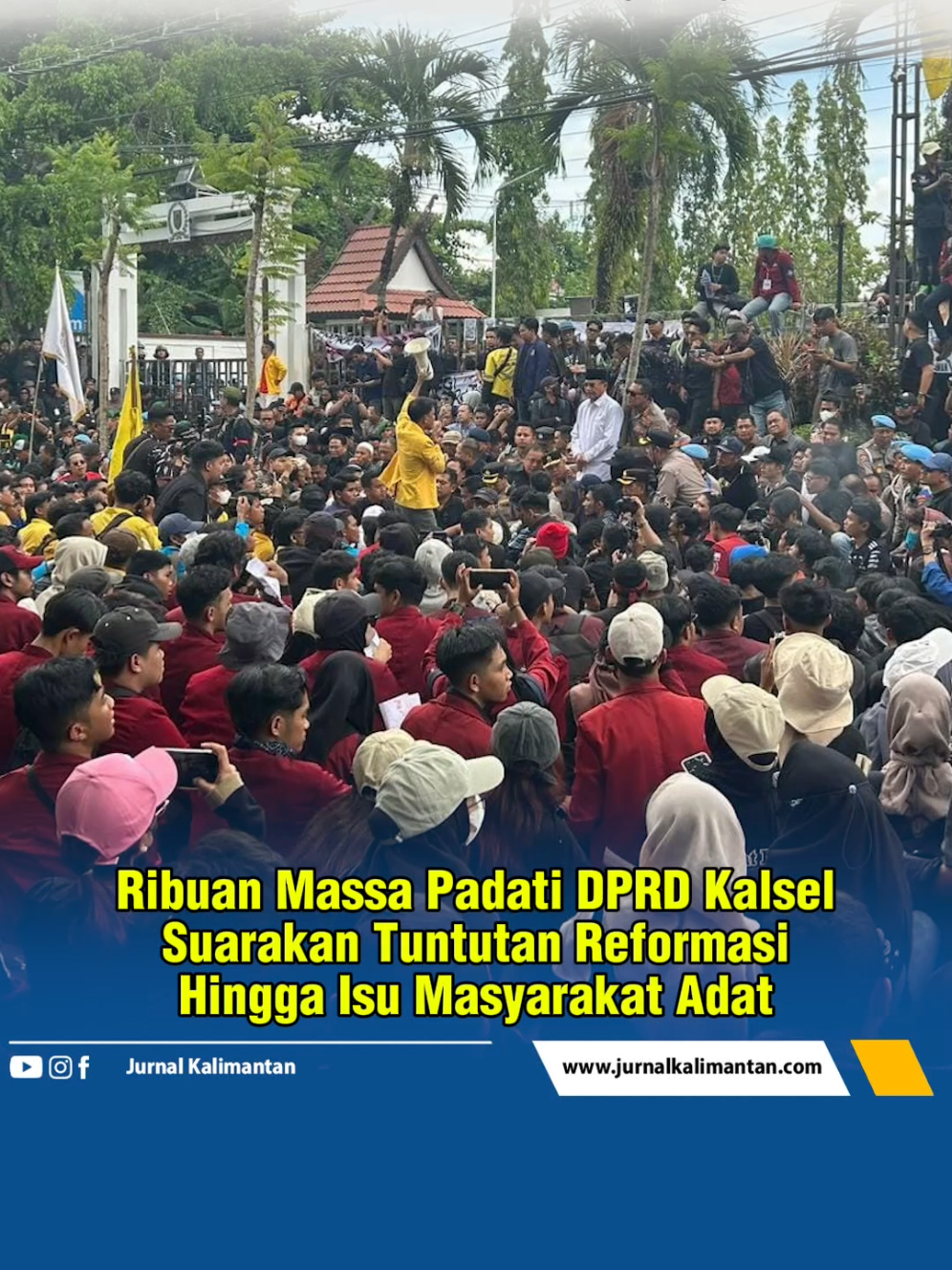 Ribuan Massa Padati DPRD Kalsel, Suarakan Tuntutan Reformasi Hingga Isu Masyarakat Adat JURNALKALIMANTAN.COM, BANJARMASIN – Ribuan orang memenuhi ruas Jalan Lambung Mangkurat, tepat di depan Gedung DPRD Provinsi Kalimantan Selatan, Senin (1/9/2025). Massa terdiri dari berbagai elemen masyarakat, mahasiswa, hingga pengemudi ojek online. Aksi mulai berlangsung sekitar pukul 13.15 WITA dengan sejumlah tuntutan, di antaranya reformasi DPR, pengusutan kasus pelindasan Affan Kurniawan oleh personel Brimob, serta penolakan terhadap penetapan Geopark Meratus yang dinilai merugikan masyarakat adat. Ketua DPRD Kalsel, Supian HK, bersama sejumlah anggota dewan turun langsung menemui massa. Meski sempat terjadi aksi saling dorong antara aparat dan pengunjuk rasa, situasi dapat segera dikendalikan. Kunjungi Juga Portal Berita Media Oneline Kami di jurnalkalimantan.com #banjarmasin  #dprd  #beritatiktok  #jurnalkalimantan 
