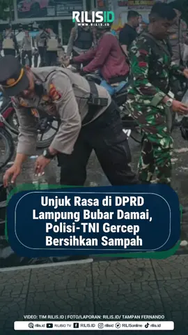 Unjuk Rasa di DPRD Lampung Bubar Damai, Polisi-TNI Gercep Bersihkan Sampah Aksi unjuk rasa Aliansi Lampung Melawan yang digelar sejak pukul 10.30 WIB di halaman Gedung DPRD Lampung berakhir dengan damai. Ribuan massa aksi yang terdiri dari mahasiswa dan organisasi buruh menyuarakan aspirasi mereka selama lebih dari empat jam sebelum akhirnya membubarkan diri. Gubernur Lampung Rahmat Mirzani Djausal bersama Kapolda Lampung dan Pangdam II/Sriwijaya Mayjen TNI Radin Inten turut hadir mendatangi peserta aksi untuk berdiskusi langsung. Setelah pertemuan itu, massa masih bertahan sejenak di area gedung DPRD sebelum akhirnya meninggalkan lokasi. Pasca-aksi, halaman dan jalan sekitar gedung dipenuhi sampah plastik, sisa makanan, serta wadah minuman kemasan. Melihat kondisi tersebut, aparat kepolisian dan TNI bergerak cepat memunguti sampah-sampah tersebut. Sampah kemudian dikumpulkan ke dalam plastik besar dan ditumpuk di satu titik untuk diangkut petugas kebersihan.  Lengkapnya baca https://lampung.rilis.id/Peristiwa/Berita/unjuk-rasa-di-gedung-dprd-lampung-bubar-damai-uHeT atau klik link di bio profil #rilisid #rilisidlampung #rilislampung 