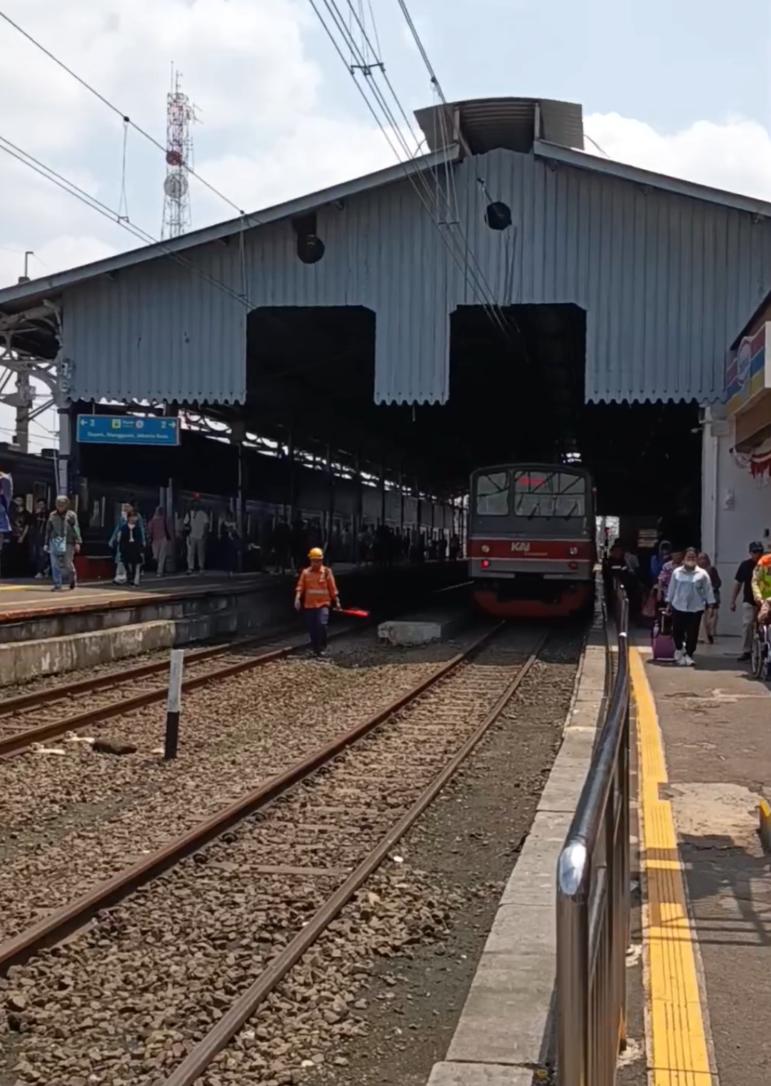 ambil aja, anggap aja lagi liburan ke bogor #stasiunbogor #commuterline #story #reels #xybca 