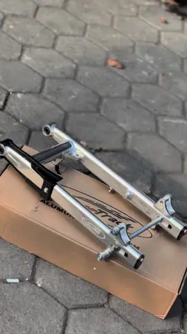 Swing arm supertrack gen2 Ready all motor selama ketersediaan masih ada Mulai harga 450k Lokasi toko SUGIE MANDIRI MOTOR jl gajah raya semarang  wa.me/6285727052417 https://maps.app.goo.gl/Hyt8xm3RtFcuthPr7 #jupitersemarang #fizrsemarang #rxkingsemarang #cbsemarang #mxkingsemarang #kphsemarangan #supra125semarang #grandsemarang 