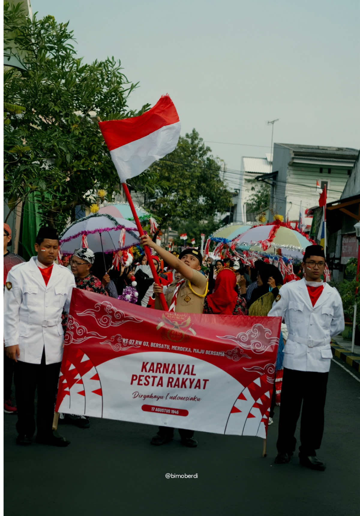 Kadang gue sedih ngeliat Indonesia sekarang!  Krisis, rusuh, demo di jalanan, kayak ga ada ujungnya. Dan yang lebih nyesek, anggota dewan yang harusnya dengerin kita, malah kabur. Ga ada yang mau turun ketemu rakyat. Ga ada yang bener-bener peduli sama apa yang kita rasain. Gue dukung demo yang bener, yang suaranya murni dari rakyat. Karena itu hak kita, itu wajar, itu bagian dari demokrasi. Tapi gue ga akan pernah dukung anarkisme apalagi kalau tujuannya cuma buat bikin kita pecah. Tapi disisi lain Coba deh liat lebih deket. Indonesia itu bukan soal kursi dewan yang kosong. Indonesia itu ibu-ibu yang tetep bisa senyum meski hidupnya berat. Anak-anak kecil yang ketawa cuma gara-gara main layangan di gang sempit. Orang-orang yang masih rela bantu tetangganya meski beda suku, beda agama. Itu lho… wajah asli kita. Wajah yang kuat kalau bareng-bareng. Jangan sampe hal-hal kecil bikin kita gampang terprovokasi. Karena kalau kita inget siapa kita, Indonesia sebenernya jauh lebih besar dan lebih kuat dari semua keributan itu. 🇮🇩 #fyp #demo #indonesia🇮🇩 