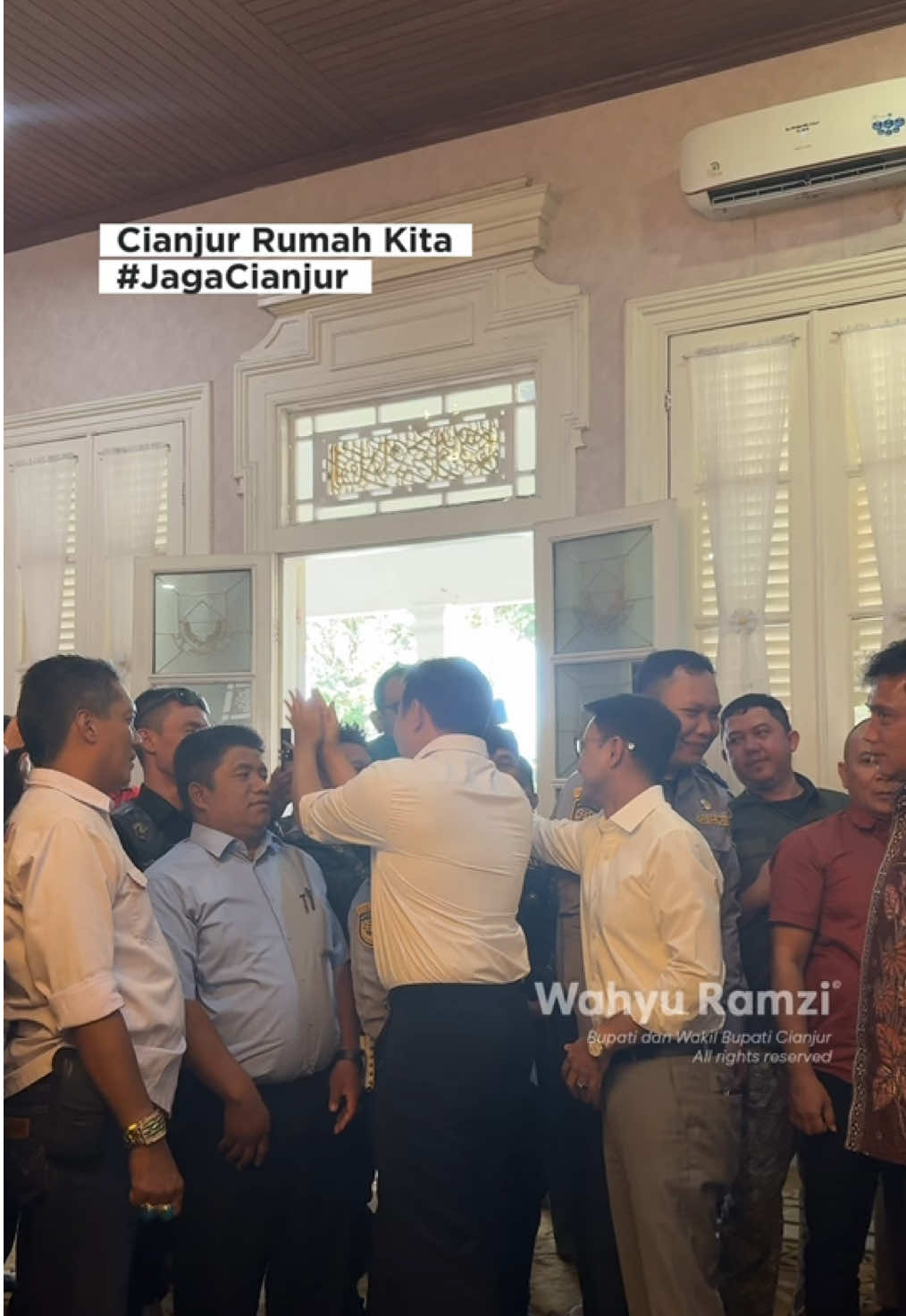 Bersama-sama kita jaga rumah kita Cianjur Pemerintah Kabupaten Cianjur bersama seluruh elemen masyarakat duduk bersama dalam sebuah dialog terbuka, membahas arah dan langkah terbaik demi kemajuan serta kondusifitas daerah. Kebersamaan ini menjadi wujud nyata bahwa pembangunan Cianjur tidak hanya tugas pemerintah semata, melainkan tanggung jawab bersama seluruh lapisan masyarakat. Mari kita terus jaga persatuan, rawat kebersamaan, dan kuatkan komitmen untuk menghadirkan Cianjur yang damai, maju, dan penuh keberkahan. #drmohammadwahyu #abiramzi #cianjur #jagacianjur 