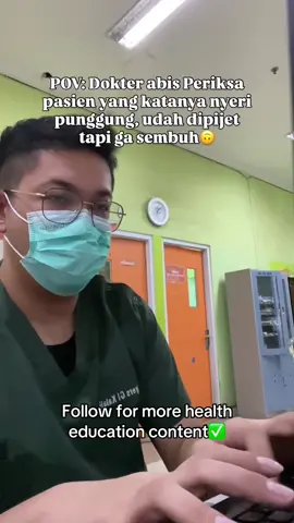 Pernah ketemu orang yang datang keluhannya nyeri di punggung tiba-tiba, udah dipijit ga ilang-ilang, ada keringat dingin juga, terus mual dan muntah. Pas dicek tensi di keempat tangan dan kaki, curiganya ke arah sobeknya pembuluh darah besar jantung, terus dilakukan CT Scan Pembuluh Darah dan ternyata betul pembuluh darah aortanya sobek. Lalu segera ditangani dokter Jantung agar tidak pecah karena resikonya hingga meninggal dunia. Beruntung segera ditangani dan dilakukan tindakan jadi tidak sampai pecah pembuluh darahnya, dan selanjutnya bisa dengan rawat jalan saja dengan obat-obatan. So, kalau ada keluhan terutama nyeri punggung seperti disobek-sobek yang muncul tiba-tiba disertai keringat dingin, mual, muntah, boleh segera ke IGD ya biar diperiksa😊 Sayangi Jantungmu dan Hidupmu ya dengan hindari faktor risiko utamanya, yakni merokok dan makanan tinggi kolesterol. Save Heart, Save Lifes  Ada yang pernah begini juga??? Ceritain pengalamanmu atau keluargamu yuk #POVDokter #infokesehatan #Dokter #SakitJantung #DiseksiAorta