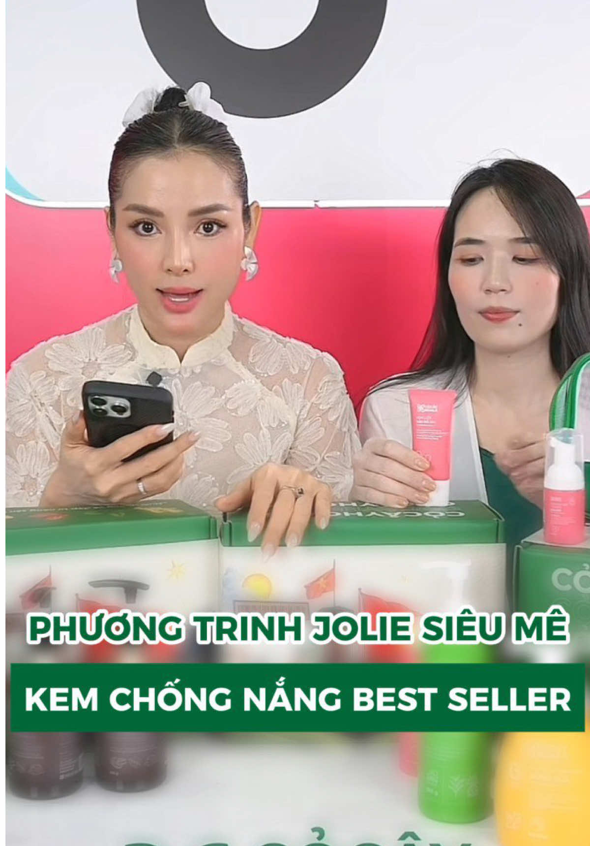 Kem chống nắng thoa lên da siêu mướt, thấm nhanh, lâu trôi. Phương Trinh Jolie cực mê em Kem Lười Đậu Đỏ này nhà Cỏ Cây Hoa Lá nha #cocayhoala #skincaredaudo #kemluoidaudo #reviewkemchongnang #phuongtrinhjolie 