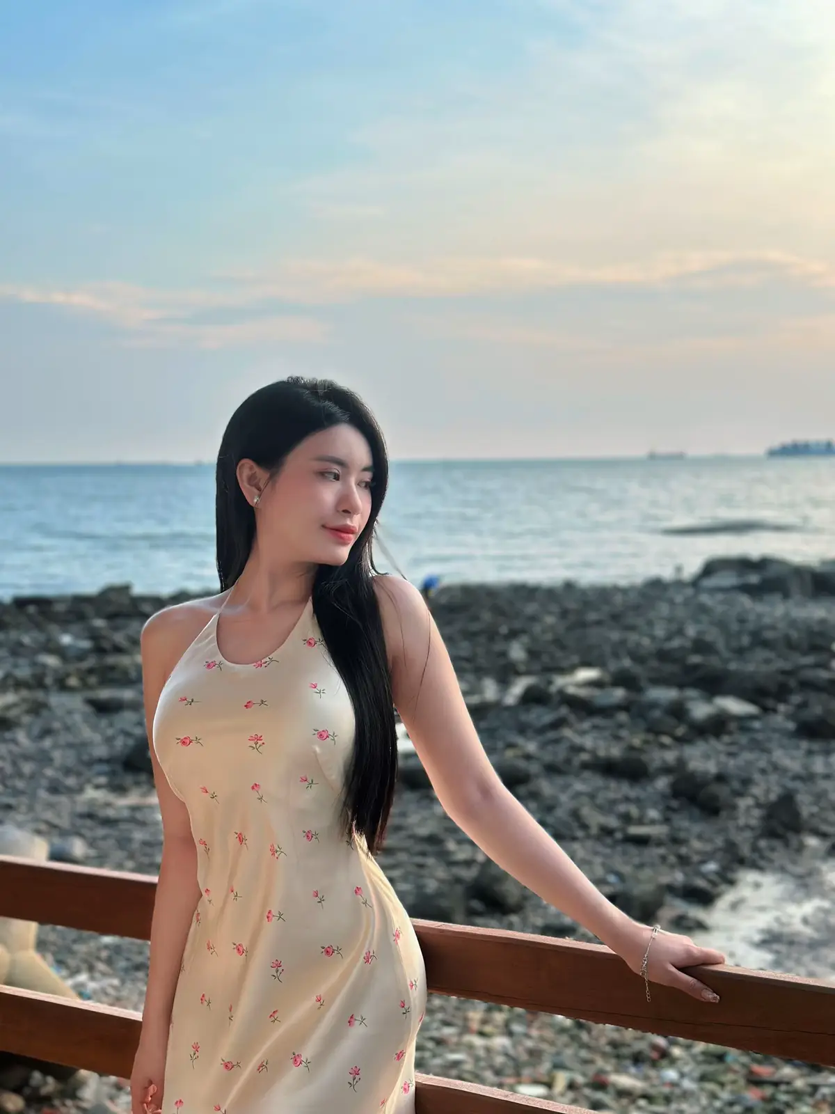 Nếu bạn biết được một số người đã phải vất vả và mất bao lâu để lấy lại sự bình yên và vui vẻ, bạn sẽ hiểu vì sao họ lập tức đóng mọi cánh cửa chỉ vì một dấu hiệu nhỏ của sự độc hại, và vì sao họ trở nên vô cùng chọn lọc với những ai được phép bước vào cuộc đời họ.🫧