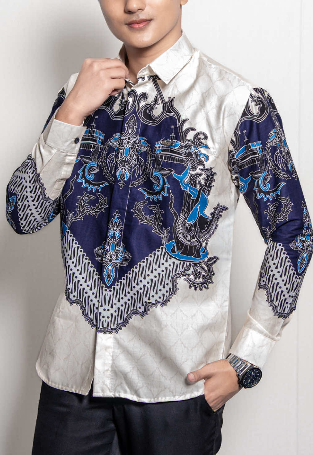 Arek Suroboyo ngumpul dulu🔥 Ini dia batik slim fit pria yang terinspirasi dari landmark kota Surabaya.  Motifnya yang khas, bikin penampilan makin elegan sekaligus penuh karakter. #LaskalaBatik #BatikPria #BatikSlimFit #BatikKondangan 