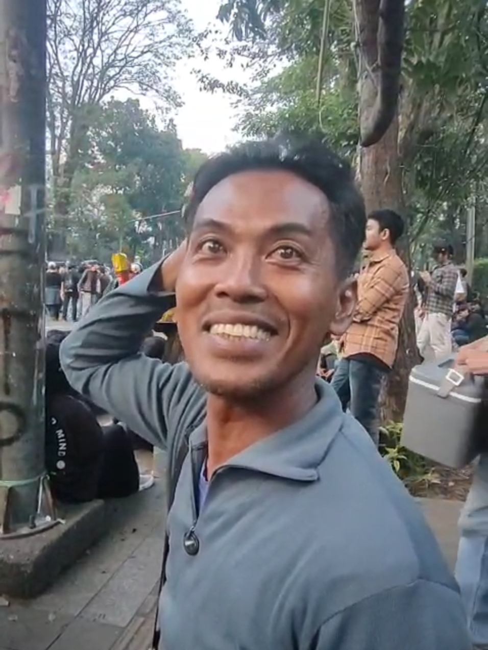 Cerita Wahyu Pedagang Tahu Bulat di tengah Aksi Demontrasi Bandung Jualan di tengah situasi ngeri-ngeri sedap, gais! Semoga selalu aman, mang. Lokasi : Dekat Gedung Sate, 1/09/2025 #mahasiswabandung #bandung #aksi #demonstrasi