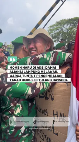 Aksi damai yang digelar oleh Aliansi Lampung Melawan menyisakan momen haru ketika seorang warga menangis sambil memegang poster karton bertuliskan tuntutan pengembalian tanah umbul masyarakat di Tulang Bawang. Senin (1/9/25). Dalam aksinya, warga menyuarakan penolakan terhadap penguasaan lahan oleh PT Sugar Group Companies (SGC) yang dianggap merampas tanah warisan leluhur. Tulisan pada poster itu berbunyi: “Tuba, kembalikan hak tanah umbul masyarakat di empat kecamatan. PT. Sweet Indo Lampung – Gulaku!!!” Warga menegaskan bahwa mereka tidak akan tunduk terhadap dominasi perusahaan perkebunan tebu raksasa tersebut. Selama puluhan tahun, keberadaan SGC—melalui anak perusahaannya, seperti PT Indo Lampung Perkasa (ILP), PT Sweet Indo Lampung (SIL), dan PT Gula Putih Mataram (GPM)—dituding terus melakukan ekspansi lahan di luar konsesi Hak Guna Usaha (HGU). Masyarakat menduga sebagian tanah adat yang masuk ke dalam HGU perusahaan bahkan belum pernah mendapat ganti rugi yang layak. Kondisi ini menimbulkan penderitaan berkepanjangan, terutama bagi warga yang masih menggantungkan hidup dari tanah leluhur mereka. Aksi damai ini berjalan kondusif, dengan pengawalan aparat keamanan. Meski begitu, tuntutan masyarakat Tulang Bawang terhadap pengembalian tanah umbul tetap menjadi pesan utama yang digaungkan dalam unjuk rasa tersebut. #inilampungyay #lampungyay #demo #dpr #fyp     