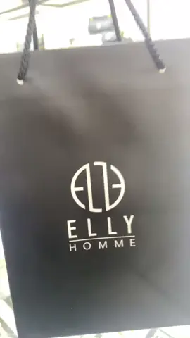 Một chiếc ví được làm từ da cao cấp với đường nét tinh tế, hiện đại như ELLY #EVH93 sẽ giúp tôn lên phong cách thanh lịch và sang trọng của bạn. Thiết kế tiện dụng với nhiều ngăn thẻ, ngăn riêng đựng tiền bạc và có dây quàng cổ tay an toàn 👜💯#ellydongthap #ellyvietnam#videp #thoitrangnu 