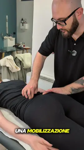 La schiena è libera solo quando il bacino è stabile ✨ Questa mobilizzazione lombare aiuta a sciogliere le rigidità, ridurre le tensioni e ritrovare un equilibrio naturale. A free spine starts with a stable pelvis ✨ This lumbar mobilization helps release stiffness, ease tension, and restore natural balance. #osteopata #osteopatia #balance #schiena #backpain 