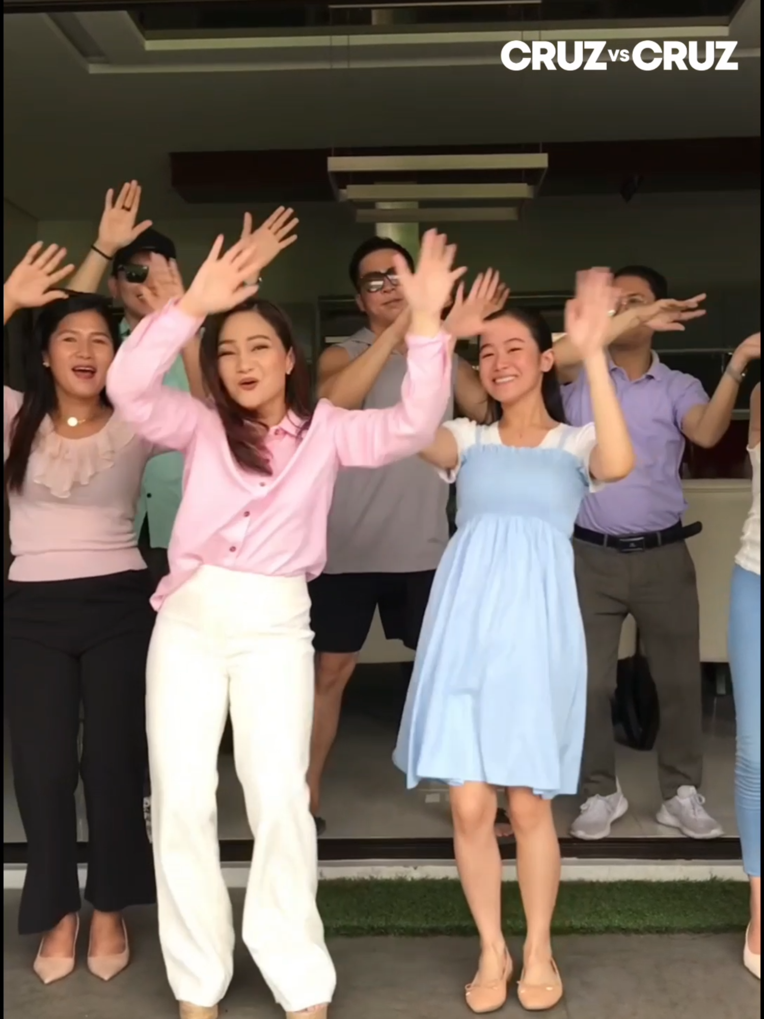 This MOTHER-DAUGHTER duo! 😍 Magkasundo muna sina Hazel at Jessica sa sayawan! 😁 #CruzVsCruz #GladysReyes #CapriceCayetano