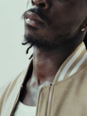Moise Kean porta lo sport e lo stile urbano nel denim Guess: scopri la nuova campagna!