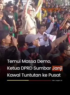 Ketua DPRD Sumbar Muhidi angkat tangan saat menemui massa aksi di gedung DPRD, Senin (1/9/2025). Muhidi menemui massa aksi pukul 17.05 WIB, tiga jam setelah massa berunjuk rasa. Massa aksi yang terdiri dari elemen masyarakat mulai dari mahasiswa, kelompok masyarakat sipil. Massa mendesak anggota dewan untuk berbenah diri sebagai wakil rakyat. 